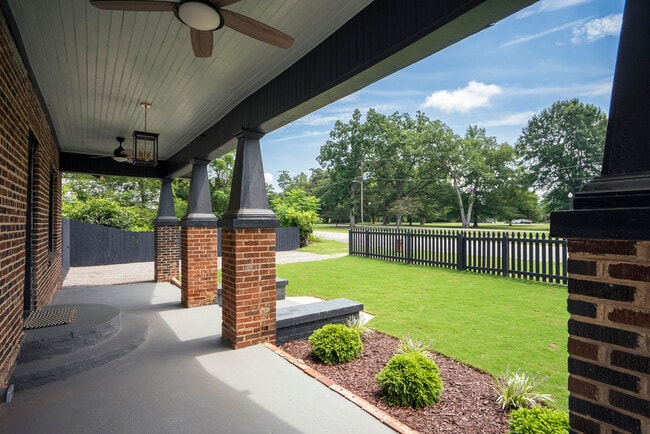 Building Photo - 227 Kershaw St NE