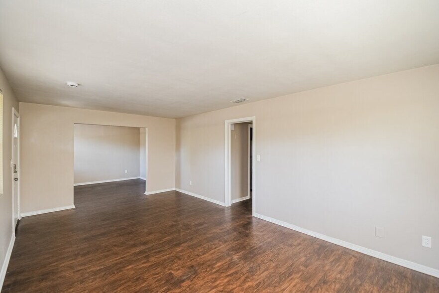 Building Photo - 908 Deerwood Cir S