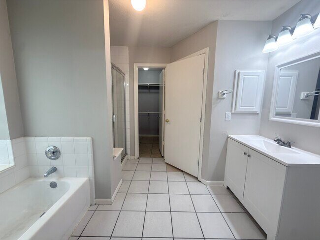 Building Photo - 16131 Mission Glen Dr