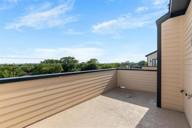 Building Photo - 723 W 10th St