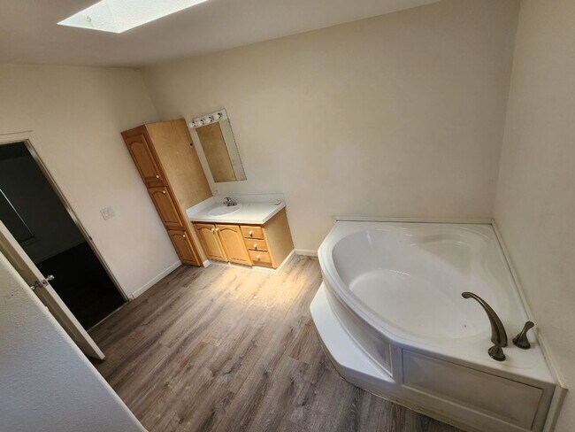 Building Photo - Charming 3 Bedroom + Den Home with Open Floor Plan, pet friendly,  garden area.