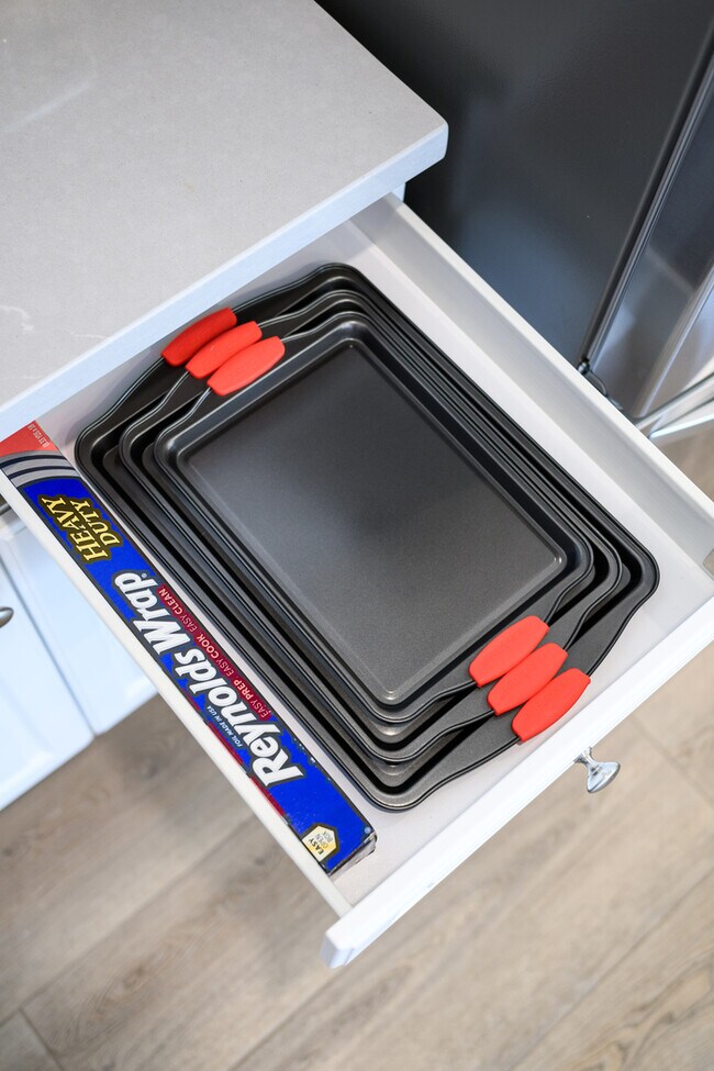 Building Photo - Fully Furnished with appliances Ontario Townhouse