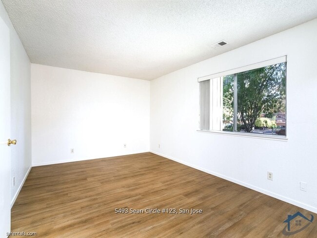 Building Photo - 5493 Sean Cir