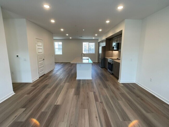 Building Photo - Camarillo 3 Bed 4 Bathroom Never Lived In Condo