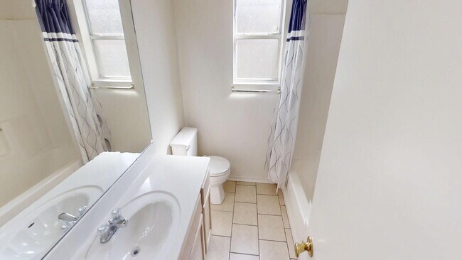 Building Photo - This spacious 4 bedroom, 2 bathroom home is waiting for you!