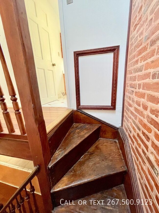 Building Photo - Renovated 2bd apt in Northern Liberties. D...