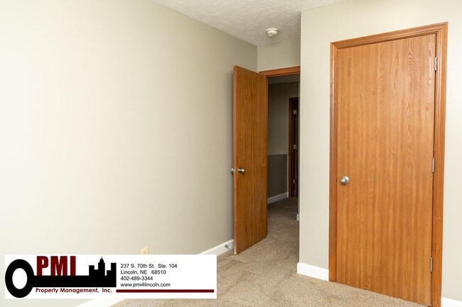 Building Photo - 3 Bedroom and 1.5 bathroom Duplex for rent