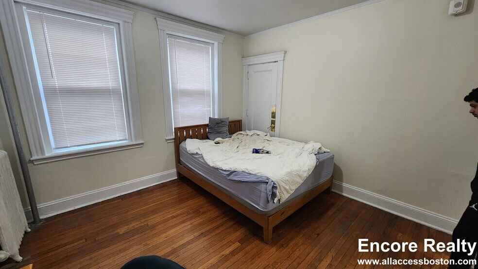 Building Photo - 352 Riverway