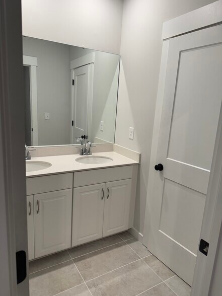 Building Photo - 9512 Munsing Dr