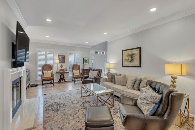Building Photo - 3045 Woodlawn Dr