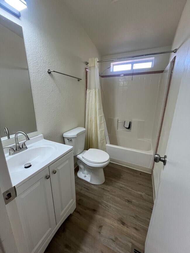 Building Photo - ***2 BEDROOM/1 BATH - CORNER LOT - CORDES LAKES***