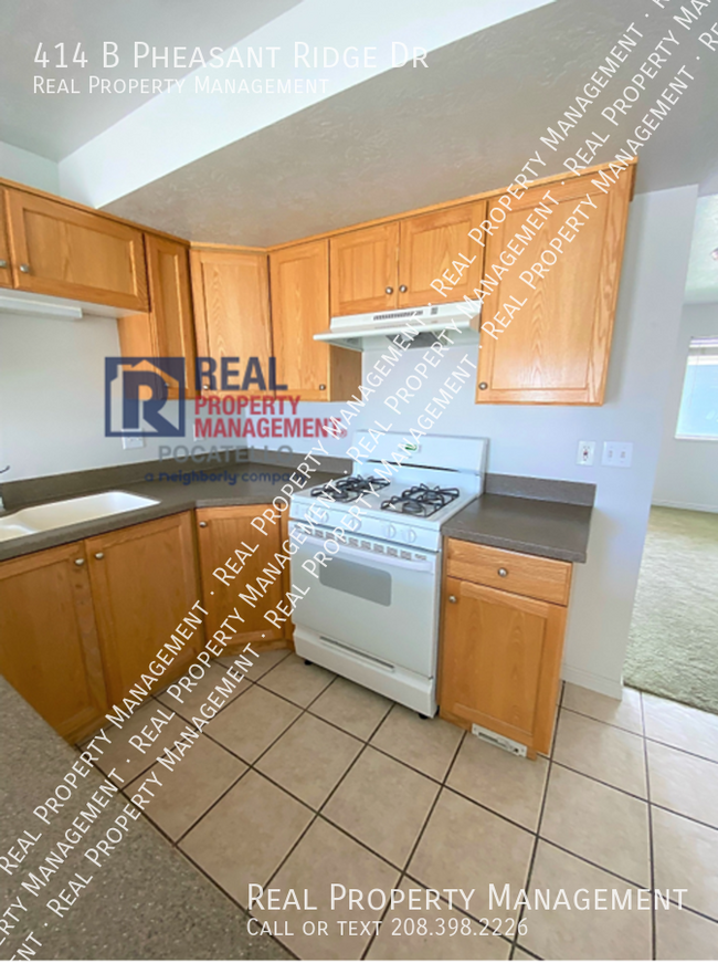 Building Photo - MOVE IN SPECIAL - 2 Bed 1.5 Bath Town Home...