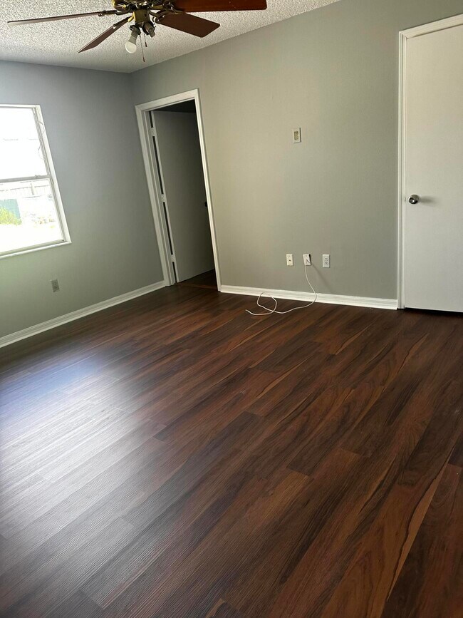 Building Photo - 1021 SW Du Bois Ave