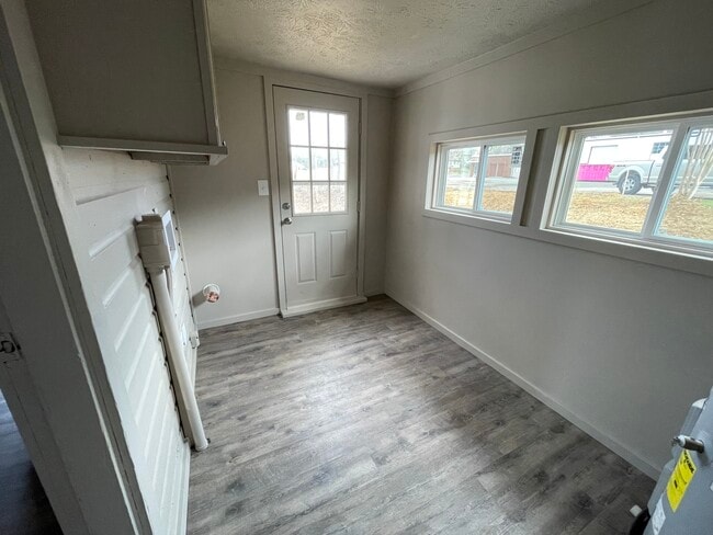 Building Photo - 802 E Church St