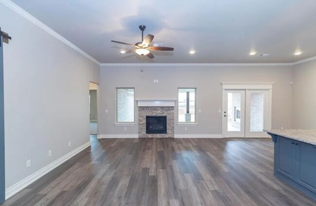 Building Photo - 4BD/3BTH home Minutes from I-35