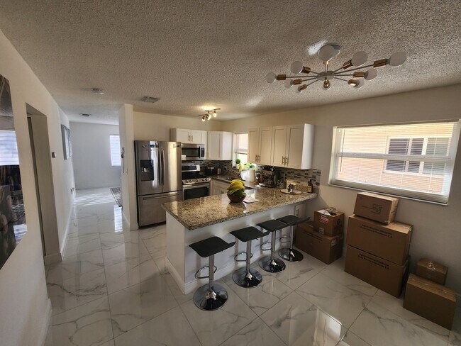 Building Photo - 1285 W 39th Pl