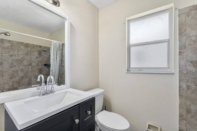 Building Photo - 1340 W 35th St