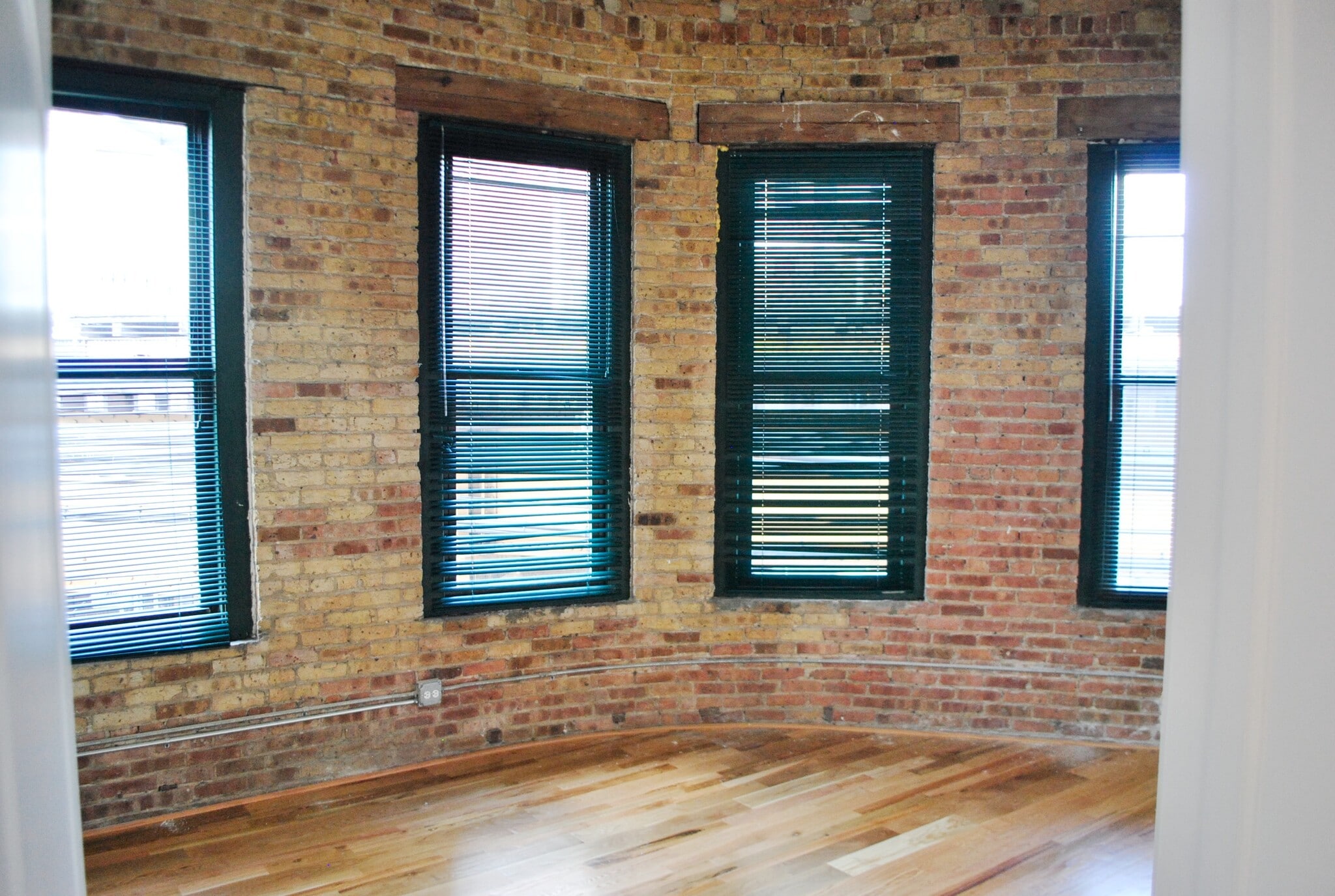 Building Photo - 2025 W North Ave