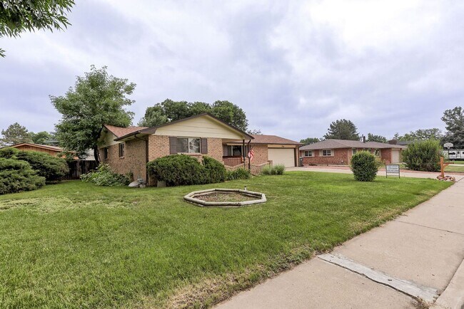 Building Photo - 2 Bedroom Ranch in Loveland with finished ...