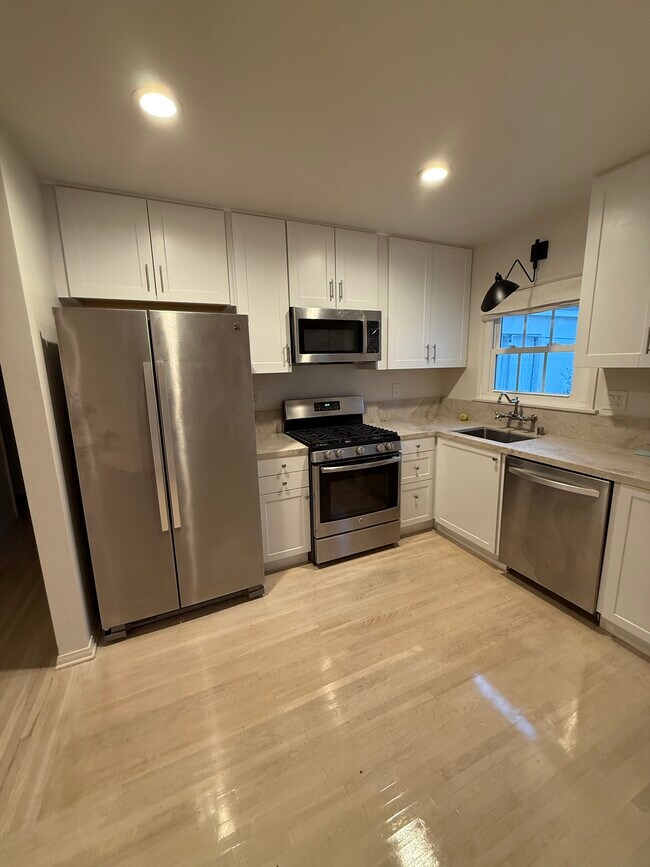 Building Photo - 7822 Bleriot Ave