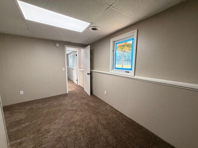 Building Photo - Rockford Schools! 4 Bedroom Duplex