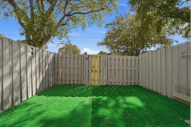 Building Photo - 3907 NW 76th Terrace