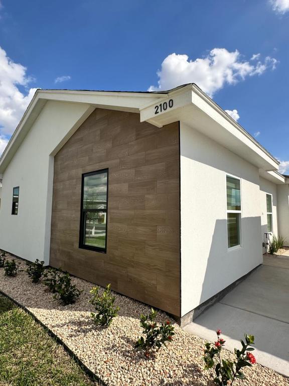 Building Photo - 2100 E San Andrea St