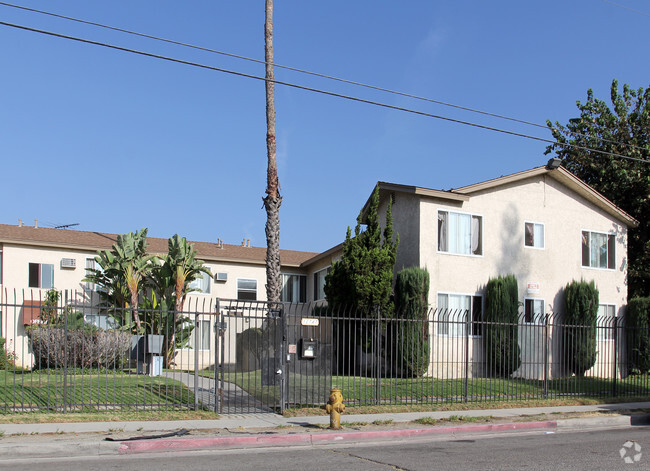 Building Photo - Casa Bien Apartments