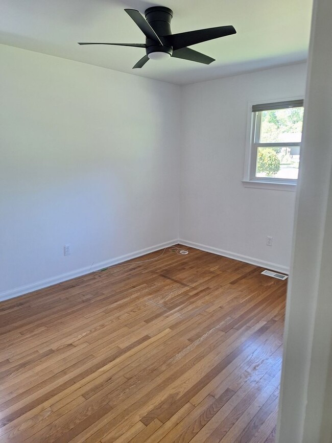 Building Photo - 3 bedroom /2 full bathroom- Yorktown