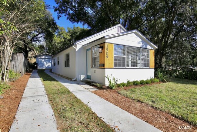 Building Photo - Stylish 3/2 Renovated Bungalow with a Deta...