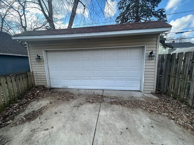 Building Photo - Charming 3-Bedroom Home with Finished Basement for Rent!