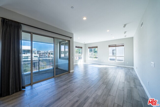 Building Photo - 5837 Village Dr