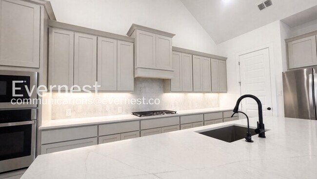 Building Photo - Charming Rental with Pool & 2-Car Garage  / Fenced-Yard / Off-street Parking / Available now!