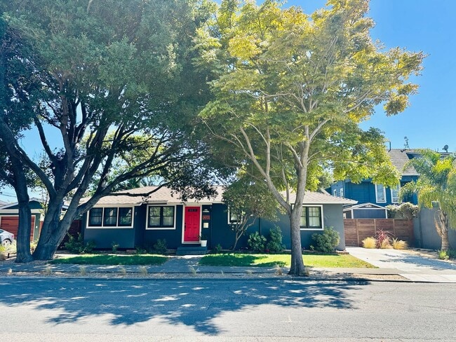 Primary Photo - Beautiful Remodeled 2bd Home w/Laundry, Pr...