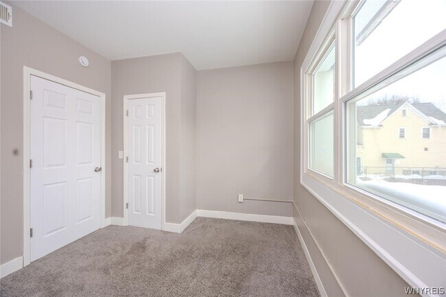 Building Photo - 1204 Niagara St