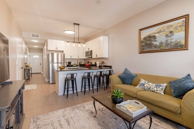 Building Photo - 3049 N Avers Ave