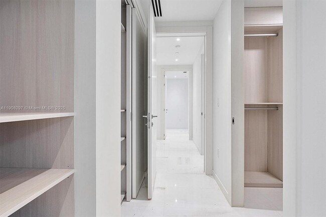 Building Photo - 300 Biscayne Blvd Way