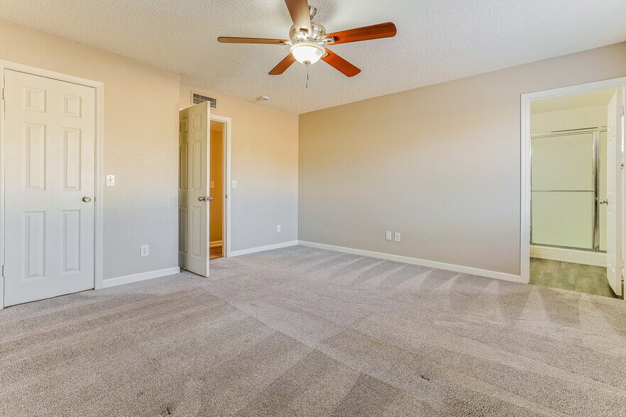 Building Photo - 664 S Robin Ln