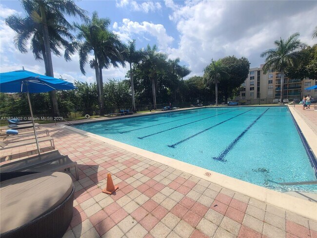 Building Photo - 9300 Fontainebleau Blvd
