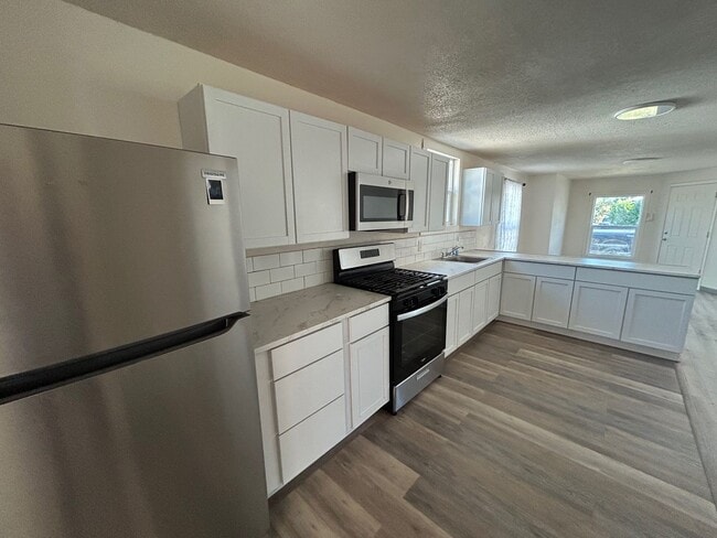 Building Photo - Updated 2 Bedroom Cottage