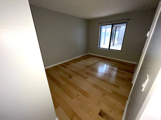 Building Photo - $2750 LARGE 2 BEDROOM CONDO NEAR 4TH ST. W/ PARKING