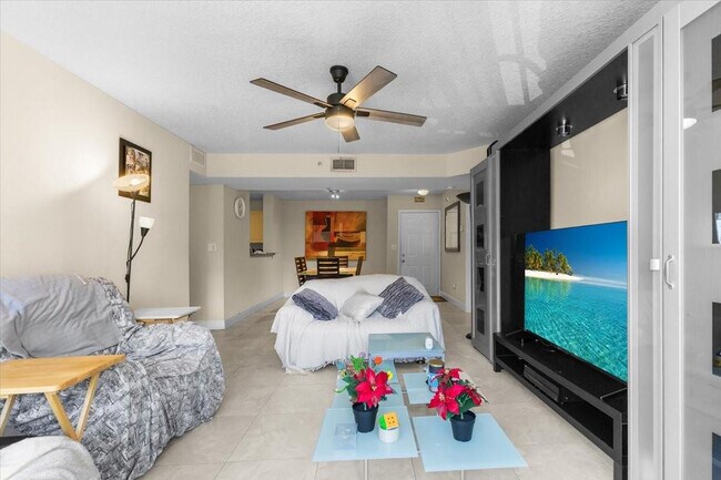 Building Photo - 609 E Sheridan St