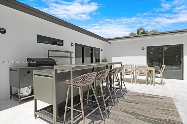 Building Photo - 811 NE 17th Ct