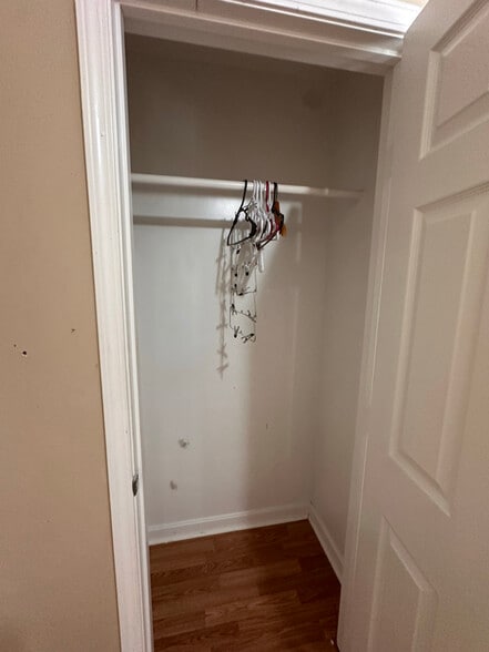 Building Photo - 8403 Robin Hill Dr