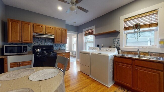 Building Photo - 12 Bentham Rd