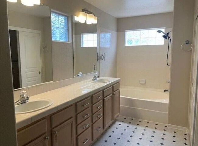 Building Photo - 3200 Fairlands Ct