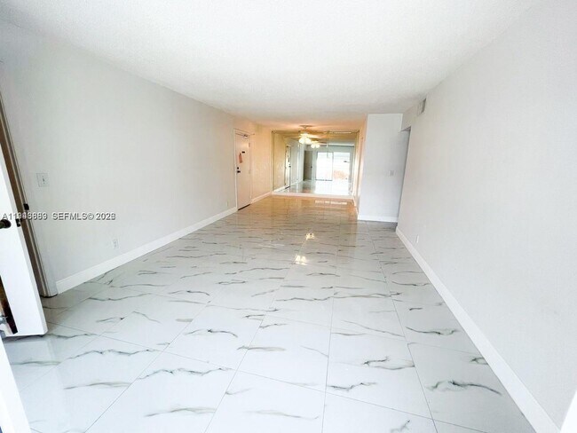 Building Photo - 6395 Bay Club Dr