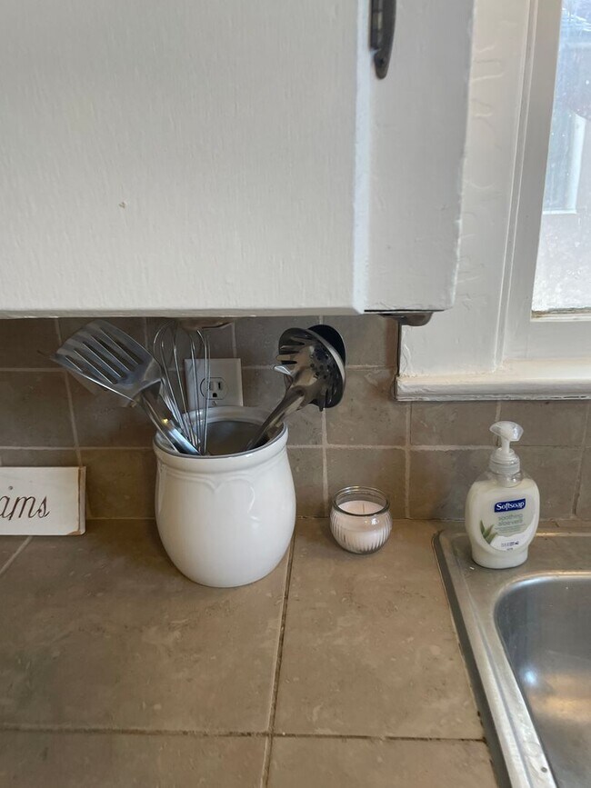 Building Photo - Great short term stay property! Nightly to monthly stays available!!