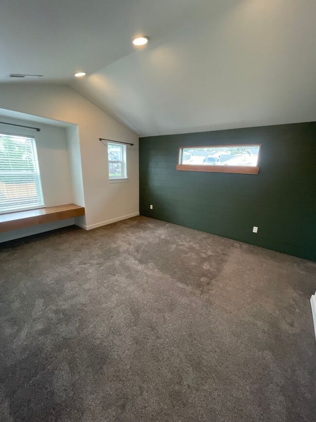 Building Photo - Beautiful 3 Bedroom on Large Corner Lot!