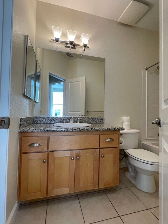 Building Photo - Great Location Spacious 3 Bedroom Townhous...